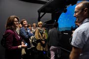Luzerner Gemeinderätinnen lassen sich von Erich Rohner, stellvertretender Chef des Trainings-Centers, den Flugsimulator auf dem Flugplatz Emmen erklären. (Bild: Nadia Schärli / Neue LZ)