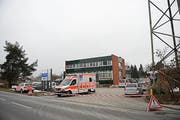 Die Polizei hat am Nachmittag das Gebiet rund um die Asylunterkunft Steinhausen abgesperrt. (Bild: newspictures.ch)