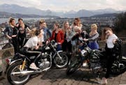 Die zehn Finalistinnen posieren vor dem Château Gütsch in Luzern anlässlich des Missencamps. (Bild: zvg / Giorgio Balmelli)