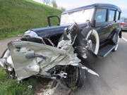Der aus den dreissiger Jahren stammende Oldtimer wurde beim Zusammenstoss mit einem Personenwagen stark beschädigt. (Bild: Handout Kantonspolizei Aargau)