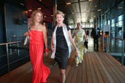 Bundesrätin Simonetta Sommaruga (rechts) und LF-Geschäftsleitungsmitglied Sabina Sperisen treffen im KKL ein. (Bild: Philipp Schmidli)