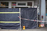Die schwarze Sichtschutzwand schützt den Tatort – die Loco Bar an der Baselstrasse – vor neugierigen Blicken. (Bild: Dominik Wunderli (2. November 2017, Luzern))