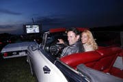 Im Pontiac L Head 1953 geniessen Kurt Aegerter und Susanne Kursawe den warmen Abend. (Bild Werner Schelbert)