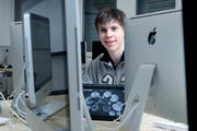 Yves Fricker mit der App auf seinem IPad: Die Gratisausgabe wurde über 200'000-mal heruntergeladen und landete auf Platz 35 der weltweit am meisten heruntergeladenen Apps. (Bild Stefan Kaiser)