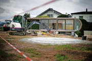Exklusiv und speziell: Noch ist die Gartenlounge mit integrierter Sauna in Rumentikon von aussen einzusehen. Bild: Stefan Kaiser (5. Oktober 2016)