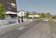 Die Frau lief von der Birkenstrasse (hinten) in Richtung Bahnhof Rotkreuz, als sie vor dem Hotel Apart (links im Bild) von einem unbekannten Autofahrer erfasst wurde. (Bild: Google Maps)