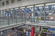 Schwer zu finden: Das SBB-Reisezentrum im Bahnhof Luzern. Bild: Pius Amrein (Luzern, 9. Oktober 2016)