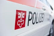 Symbolbild: Am Sonntag hat sich auf der Seestrasse in Hergiswil ein Selbstunfall mit einem Personenwagen ereignet. Dabei entstand grosser Sachschaden. (Bild: Keystone)