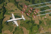 Eine Lockheed Super Constellation im Verband mit dem PC-7 Team. (Bild: VBS)