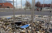 Die Kreiselmitte nach dem Unfall. (Bild Kurt Liembd/Neue NZ)