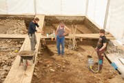 Die Archäologin Alissa Cuipers (links) erklärt zwei Ausgräbern das weitere Vorgehe n bei der Freilegung der römischen Strukturen. (Bild: Kantonsarchäologie Luzern)