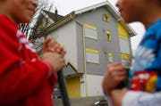 Dieses Mehrfamilienhaus in Allenwinden wird auch weiterhin als Asylunterkunft genützt. (Bild: Archiv Stefan Kaiser / Neue ZZ)