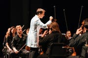 Dirigentin mit «Erdung» – Konstantia Gourzi. (Bild: Lucerne Festival / Stefan Deuber)