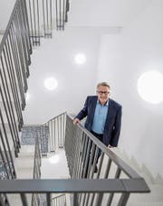 Im Treppenhaus der Augenklinik, die er miteröffnete: Beat Villiger. (Bild: Pius Amrein (Luzern, 19. Dezember 2017))