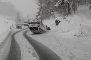 Das Auto auf der Ägeristrasse in Sattel. (Bild: Kantonspolizei Schwyz)