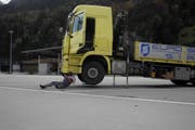 Reparatur eines Schwerfahrzeuges auf dem SVZ. (Bild: Kantonspolizei Uri)