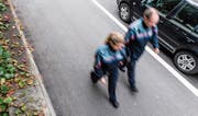 Zwei Polizeiassistenten der Luzerner Polizei auf Patrouille. (Bild: Roger Grütter (Luzern, 5. Oktober 2016))