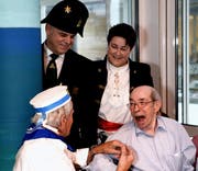 Wey-Zunftmeister Rolf Sainsbury mit seiner Ehefrau Lilo bei einer Bescherungsfahrt im Betagtenzentrum Wesemlin im Gespräch mit Bewohnern. (Bild: Nadia Schärli / Neue LZ)