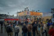 «Jeder Rappen zählt» ist eine von vielen Spendenaktionen. Hier im Bild ist die Glasbox von 2012 auf dem Europaplatz in Luzern. (Bild: Archiv / Neue LZ / Pius Amrein)