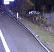 Im Wald neben der Autobahn kam das Fahrzeug schliesslich zum Stehen. (Bild: Luzerner Polizei)