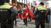 Etwa zweitausend türkischstämmige Niederländer protestierten vorgestern vor dem türkischen Generalkonsulat in Rotterdam. (Bild: Bas Czerwinski/EPA, (Rotterdam, 11. März 2017))
