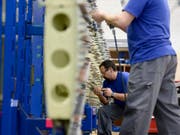 Produktion der Ruag in Emmenbrücke: der Konzern stellt unter anderem Teile für die Flugzeugindustrie her. (Archiv) (Bild: Keystone/URS FLUEELER)