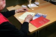 In den Abstimmungsunterlagen sollen auch «wesentliche Minderheiten» zu Wort kommen. (Bild: Werner Schelbert / Neue ZZ)
