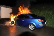 Das Auto steht in Flammen. (Bild: Kapo Nidwalden)