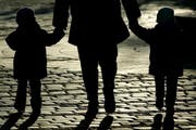 Eine Mutter geht mit ihren zwei kleinen Kindern spazieren. (Bild: Keystone / dapd)