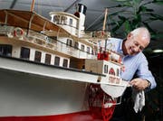 Oskar Rickenbacher freut sich, das Modellschiff «Stadt Zug» wieder in seine Heimat geholt zu haben. (Bild Stefan Kaiser)