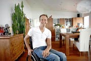 Christian Wenk zu Hause in Eich. (Bild: Nadia Schärli / Neue LZ)