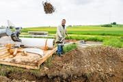 Der Surseer Künstler Wetz stellt beim ehemaligen Landessender in Beromünster ein Windrad auf. (Bild Roger Grütter)