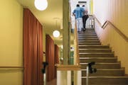 Ein Pfleger hilft einer Seniorin die Treppe hinauf. (Symbolbild: Christian Beutler/Keystone (Biel, 9. Dezember 2016))