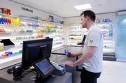 Verkaufsszene in der Apotheke des Zuger Kantonsspitals in Baar (Symbolbild). (Bild: Werner Schelber/Neue ZZ)