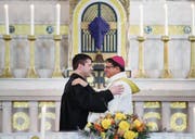 Das Tagesprogramm endete mit einem grossen ökumenischen Festgottesdienst in der Kirche St. Michael. Geleitet wurde er von Gottfried Locher (links), höchster Schweizer Reformierter, und Bischof Felix Gmür von Basel. (Bild: Stefan Kaiser (Zug, 1. April 2017))