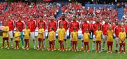 Kaum ein Schweizer singt die Nationalhymne. (Bild: EPA / Mohamed Messara)