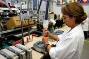 Blick in die Produktion von Landis+Gyr. (Archivbild Ana Birchler-Cruz/Neue ZZ)