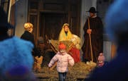 Weihnachtsmarkt in Sarnen. Im Bild die lebendige Krippe bei der Dorfkapelle. (Bild: Corinne Glanzmann (Sarnen, 22.11.2011))