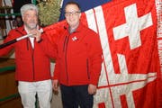 Der neue Fähnrich des Eidgenössischen Nationalturnverbandes Guido Rast (links) mit dem neuen Präsidenten Kurt Zemp (rechts). (Bild: PD)