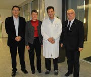 Der abtretende Direktor Thomas Aeschmann, die neue Direktorin Kerstin Moeller, der ärztliche Direktor Didier Naon, und der Präsident der Krankenhausgesellschaft Schwyz, Theo Camenzind (von links). (Bild: PD)