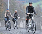 Kantonsingenieur Stefan Flury (vorne) und Baudirektor Markus Züst (links) haben den Radweg anlässlich der Eröffnung im November 2014 gleich selber getestet. (Bild Urs Hanhart)