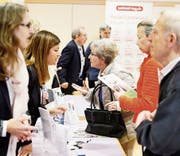 An Ständen konnten Interessierte Informationen zur Freiwilligenarbeit erhalten. (Bild: Stefan Kaiser (Cham, 4. April 2017))