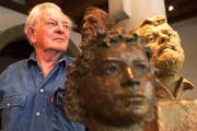 Charakterköpfe: Rolf Brem mit dreien seiner Werke. (Archivbild Carmela Odoni/Neue LZ)