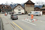 Die Klausenstrasse wird in Bürglen mit der Angabe zur neu erlaubten Höchstgeschwindigkeit beschriftet. (Bild: PD)