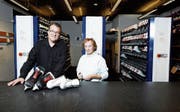Der Kunsteisbahn-Betriebsleiter Jürg Casalini und die Teamleiterin Administration Maya Huber arbeiten seit mehr als 30 Jahren am gleichen Ort – und sind noch immer mit Leidenschaft dabei.