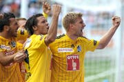 FCL-Verteidiger Florian Stahel (rechts) bejubelt in Thun seinen Treffer zum 1:1, Passgeber Adrian Winter jubelt mit. (Bild: EQ/Daniel Teuscher)