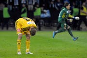 Der Cupfinal ist entschiedent: Florian Stahel krümmt sich nach dem verschossenem Penalty. Im Hintergrund Yann Sommer, jubelnd unterwegs zu seiner Mannschaft. (Bild: Pius Amrein / Neue LZ)