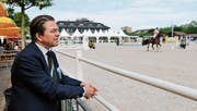 Ulrich Straub verfolgt auf dem Zuger Stierenmarktareal einen Ritt an der Zuger Springkonkurrenz. (Bild: Stefan Kaiser (2. Juni 2017))
