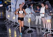 Susanne Rüegger gewinnt den 19. Ägeriseelauf bei den Frauen. (Bild: Werner Schelbert (Oberägeri, 22. Juli 2017))