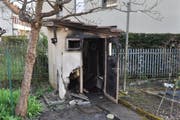 Der Geräteschuppen, der am Samstag aus bisher ungeklärten Gründen in Baar brannte. (Bild: Zuger Polizei)